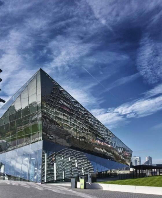 Апартаменты Lovely Waterfront Flat Canary Wharf Excel Centre Лондон Экстерьер фото